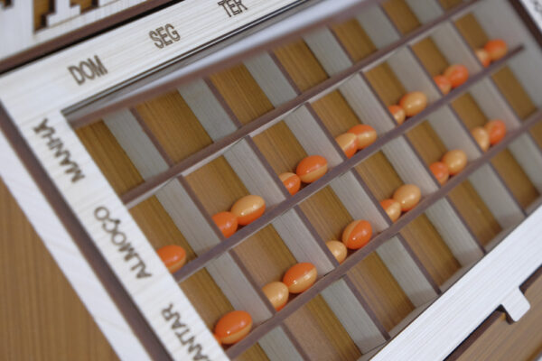 Caixa de Remédio Multi Funções - Cor Caramelo e Branca - Image 6
