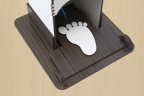 Totem Infantil Suporte Para Álcool Em Gel acionamento Pedal - Tabaco e Branco - Image 5